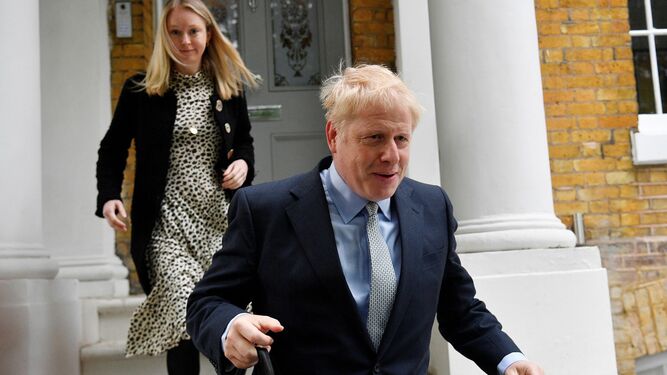 El conservador Boris Johnson abandona su domicilio en Londres.
