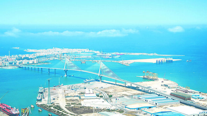 Instalaciones portuarias con la ciudad de Cádiz al fondo.