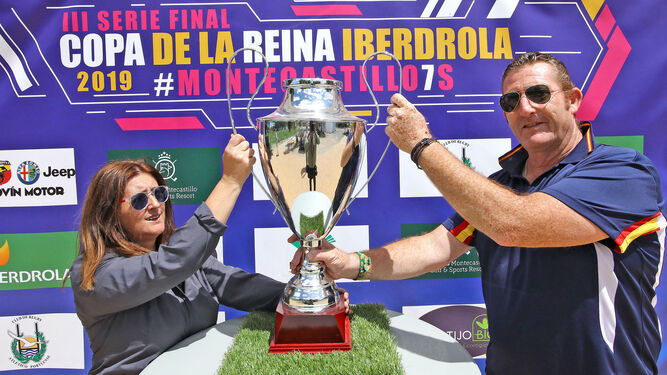 Carmen Ciria y Bartolo Benítez posan con la Copa del Reina en Montecastillo.