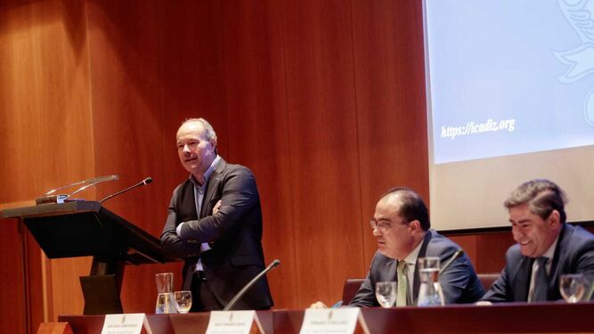 Juan Carlos Campo durante un momento de su intervención, junto a David Fernández.