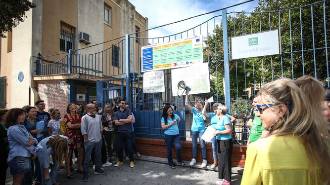 Miembros de la comunidad educativa del IES San Severiano, en protesta por el recorte.