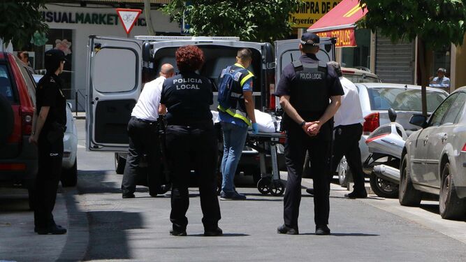 La Policía retira los cadáveres hallados en una casa en Córdoba.