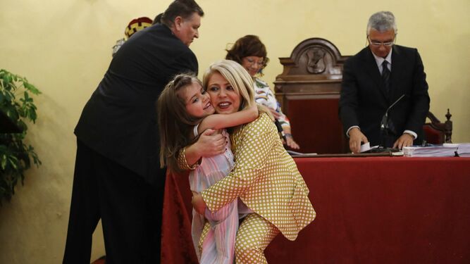 La hija de Mamen Sánchez, Naiara, protagoniza un tierno momento al correr hacia la alcaldesa para abrazarla tras ser nombrada alcaldesa.