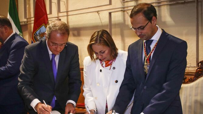 El alcalde y la concejala de Economía y Hacienda, firmando el arqueo tras el pleno de investidura del pasado sábado.