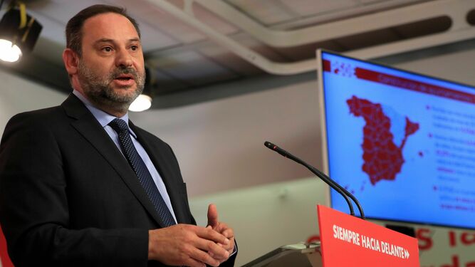 El secretario de Organización del PSOE y ministro de Fomento en funciones, José Luis Ábalos, este lunes en rueda de prensa en Ferraz.