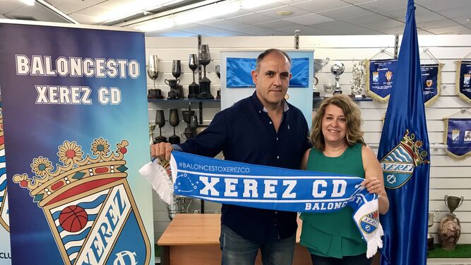 Javier Rodríguez, junto a Antonia Beltrán, presidenta del club azulino.