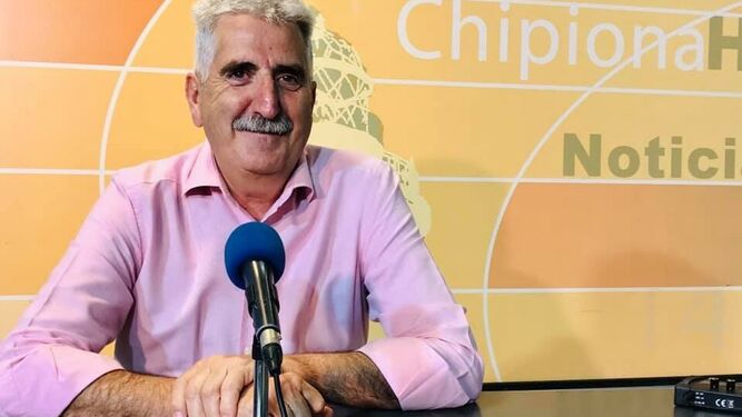 El alcalde de Chipiona, Luis Mario Aparcero, hoy en la radio-televisión municipal.