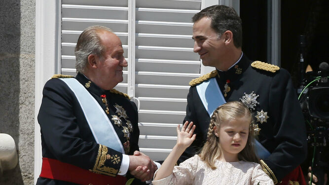 Don Juan Carlos da la mano a Felipe VI el día de su proclamación como nuevo Rey.