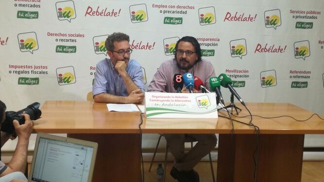 El coordinador provincial de IU, Fernando Macías (a la derecha) en una rueda de prensa reciente junto a Daniel Pérez.
