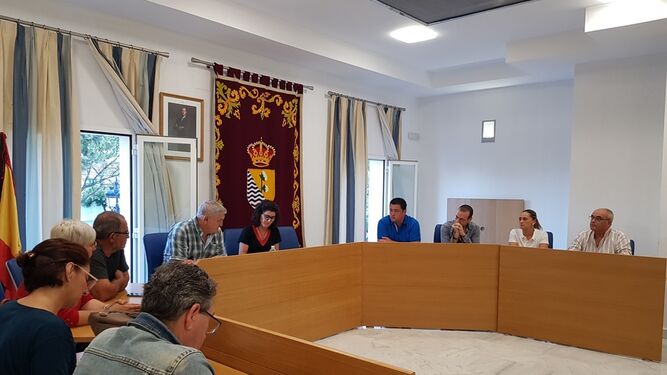 Un instante de la junta vecinal del Ayuntamiento de Guadalcacín.