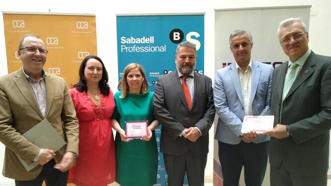 Propietarios de los comercios premiados de Jerez, con responsables de Acoje y Adecosur