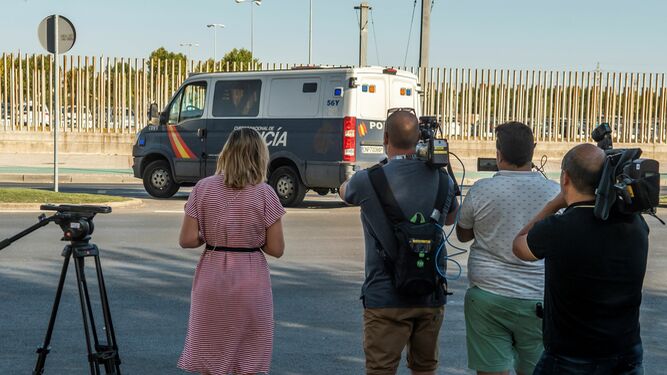 El furgón policial que traslada a la Manada, a su llegada a Sevilla-I