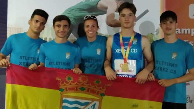 Mario Mena, con sus compañeros del Atletismo Xerez CD en Castellón.