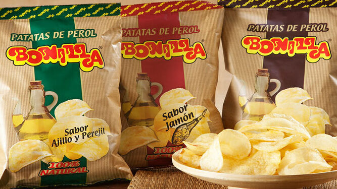 Paquetes de patatas Bonilla en una imagen promocional de la empresa jerezana.