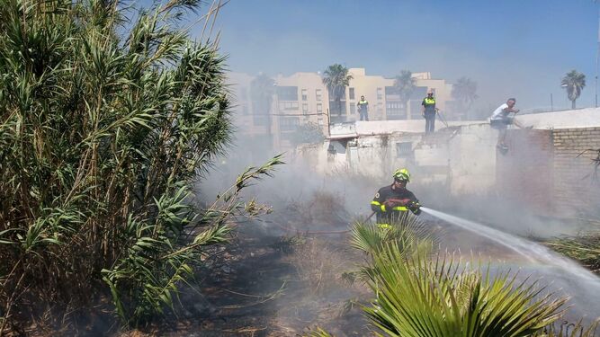 Trabajos para sofocar el incendio en la barriada de El Cartabón