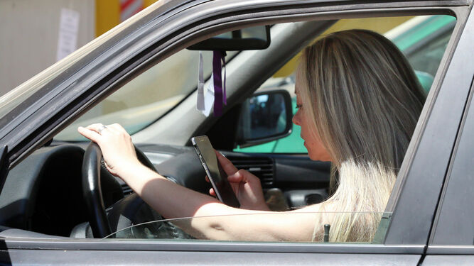 Usar el móvil mientras se conduce es una de las actividades peligrosas más común entre los españoles.