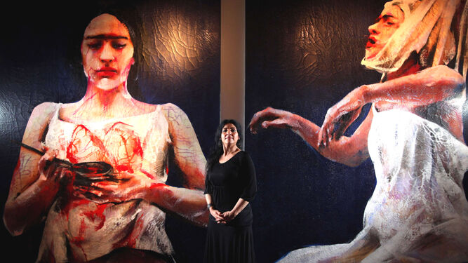 Lita Cabellut, junto a dos obra de  'La Perla Negra', muestra en homenaje a Frida Kahlo.