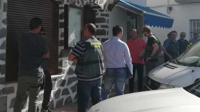 Un momento del registro de la Guardia Civil en el bar del concejal detenido en Algodonales.