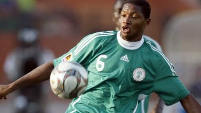 Emmanuel Edet, en un partido con la selección de Nigeria.