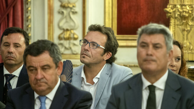 José María González 'Kichi', en el pleno de este jueves sentado detrás de los diputados del PP José Loaiza e Ignacio Romaní.