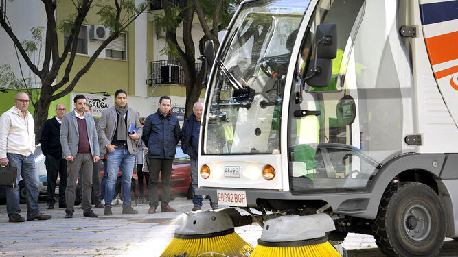 Responsables municipales y de Urbaser, el pasado año, observando cómo realiza la limpieza  viaria una nueva máquina.