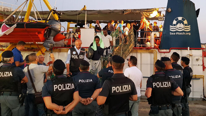 Algunos de los migrantes rescatados por el Sea Watch 3 desembarcan en Lampedusa.