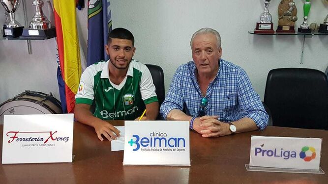 Fernando, firmando su ficha con el primer equipo junto al presidente, Manuel Jiménez.