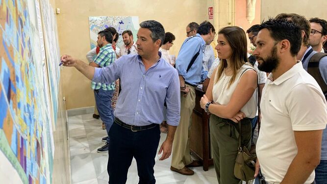 El alcalde de Rota, Javier Ruiz, en la presentación del Plan Especial de Protección del Casco Histórico.