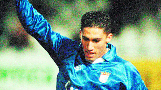 Biri, con 17 años, celebrando su gol al Coria en su debut con el Xerez CD en Chapín.