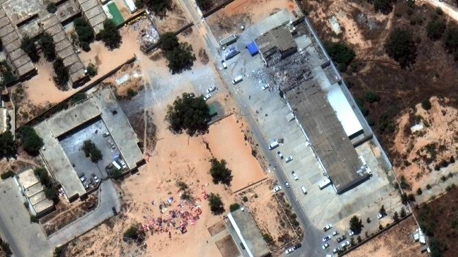 Imagen de satélite del centro de detención libio atacado.