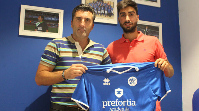 Fran Ávila, junto a Edu Villegas, director deportivo azulino, tras firmar con el Xerez DFC.
