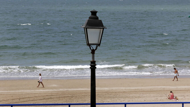 Una farola del alumbrado público, sobre la playa de El Manantial.