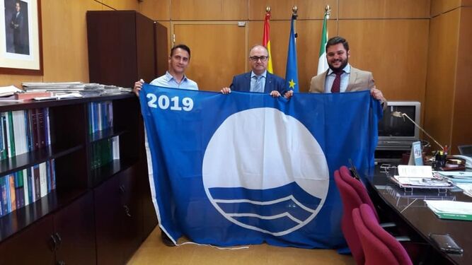 Entrega de la Bandera Azul al concejal de Desarrollo Sostenible, Ignacio Bermejo.
