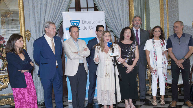 Irene García, con los representantes de grupos hoteleros, ayer en Diputación.
