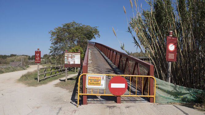 Una valla impide el paso por uno de los puentes de la Vía Verde entre Rota y Chipiona