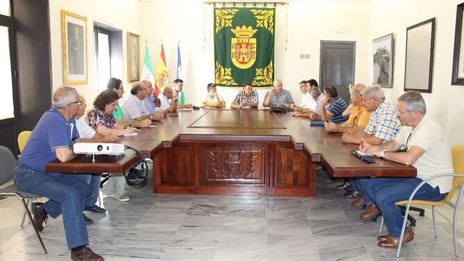 Miembros de las  cooperativas olivareras de la comarca, asociaciones agrarias y alcaldes, en Olvera.