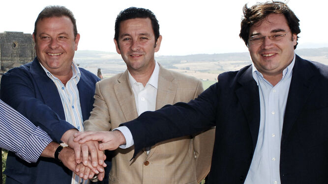 Ruiz (dcha.), junto al ex alcalde José Luis Núñez (PP) y su ex socio de gobierno de AI-Pro, Manuel Erdozaín (en el centro).