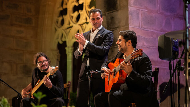 El jerezano Manuel Valencia, junto a David Carpio y Ricardo Piñero, en su concierto ‘Entre mis manos’ en Los Claustros.