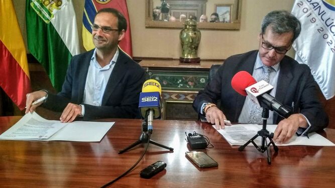 El alcalde de Sanlúcar, Víctor Mora (PSOE), y el portavoz de Ciudadanos, Javier Gómez Porrúa, firmando el acuerdo.