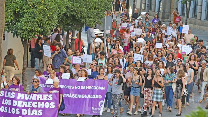 Imagen de la manifestación recorriendo el centro de Jerez.