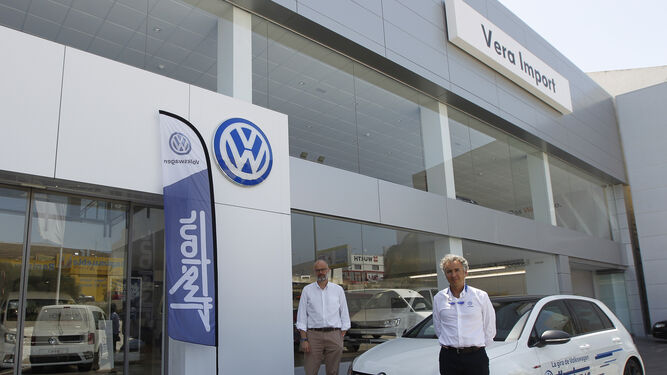Enrique Martín, responsable de Vehículos Nuevos en Volkswagen Vera Import, con uno de los responsables de la iniciativa de Volkswagen España.