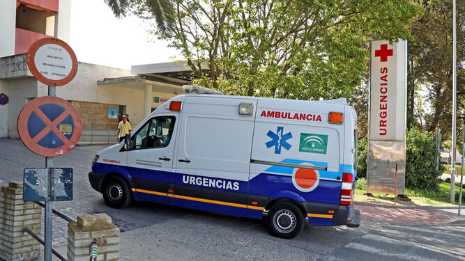 Una ambulancia accede por la rampa del servicio de Urgencias del hospital.