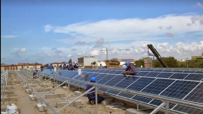 Operarios de la empresa Moneleg durante su trabajo con paneles fotovoltaicos.