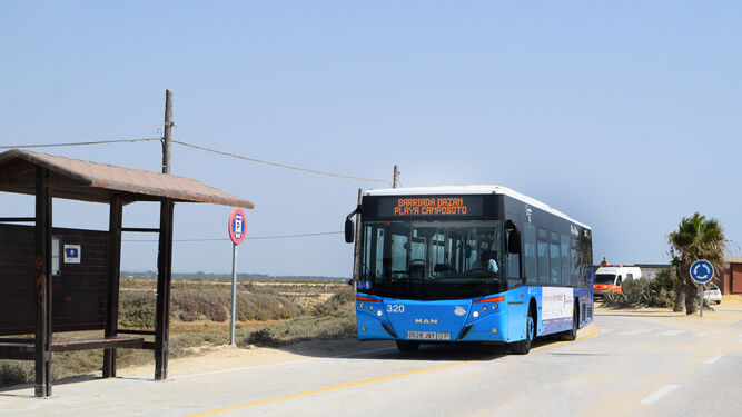 El autobús urbano que realiza el servicio en la playa de Camposoto.