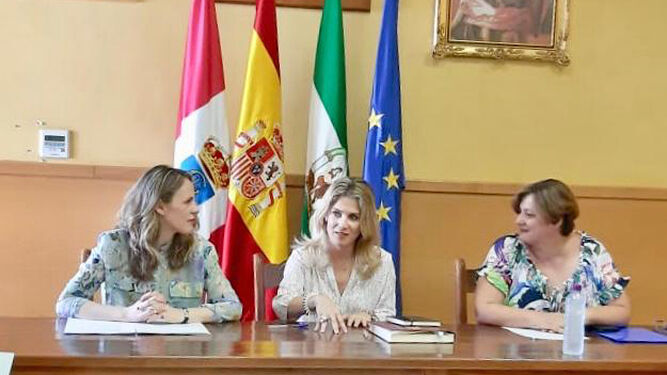 La delegada del Gobierno de la Junta de Andalucía, Ana Mestre, con la alcaldesa Vanesa Beltrán
