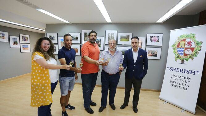 El director de Diario de Jerez, Rafael Navas, junto a miembros de la Asociación Jacobea de Jerez, encabezada por su presidente, Carlos J. Perdigones, durante la inauguración.