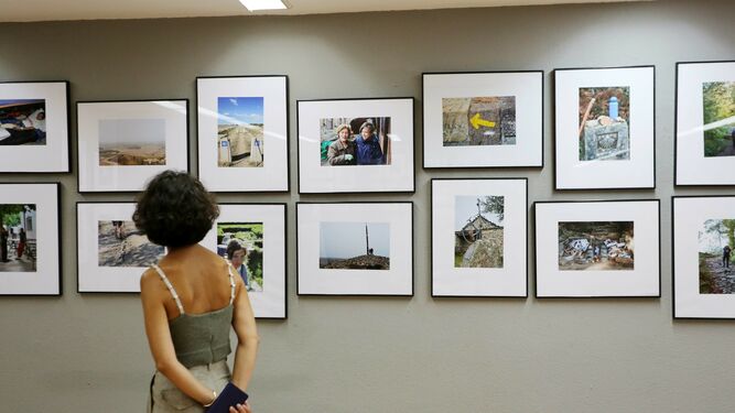 Una visitante observa una de las 75 imágenes que recoge la exposición.