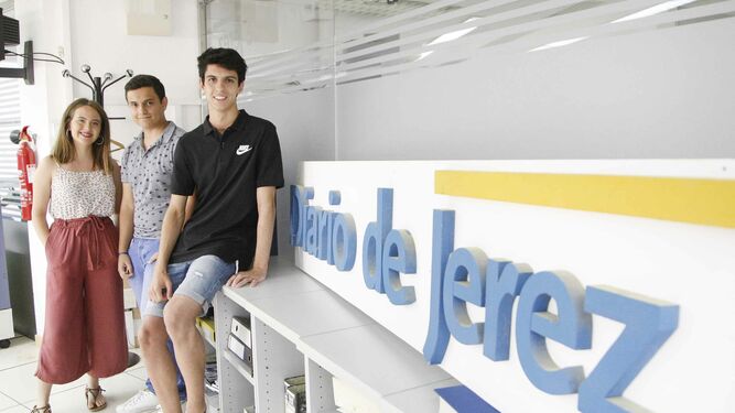 Los tres estudiantes premiados, en la redacción de Diario de Jerez.
