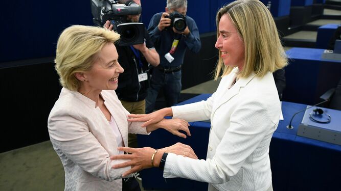Ursula von der Leyen (izquierda) es felicitada por la aún jefa de la diplomacia de la UE, Federica Mogherini.