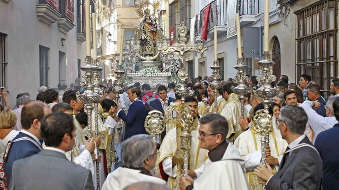 Muchos devotos y público acompañando a la Virgen del Carmen.